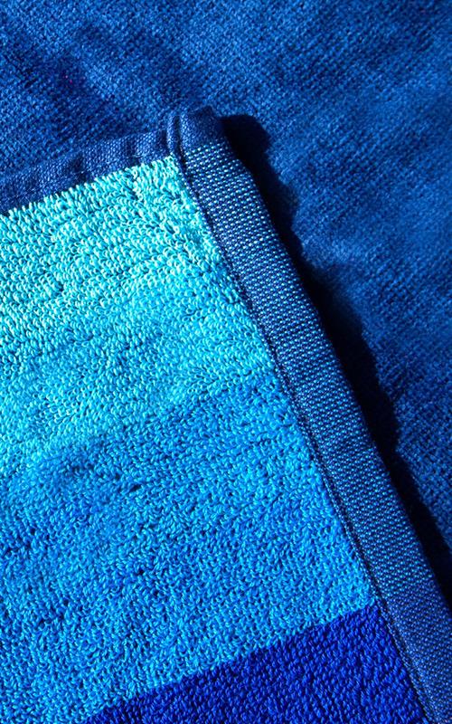 05158-1 Toalla playera jacquard de algodón con estampado.