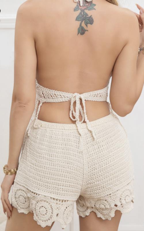 132 Conjunto en crochet de top más flecos y short a juego.