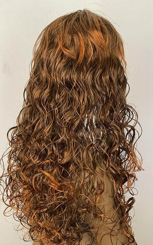 Peluca rizada para mujer color caoba.